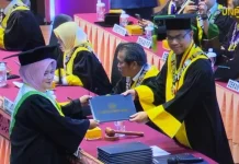 Tangis Haru Sry Eka Handayani, Kepsek SD Bukittinggi Raih Doktor Dengan Pujian
