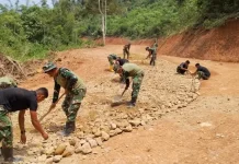 Satgas dan Warga Kebut Pengerasan Jalan Buluh Kasok