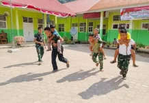 Kehangatan Satgas TMMD Dekat Dengan Pelajar Buluh Kasok