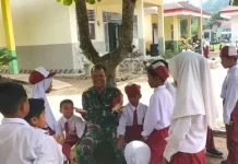 Babinsa TMMD Ke-129 Jadi Sahabat Anak-Anak