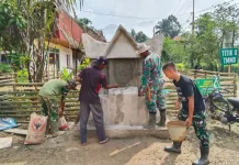 Sentuhan Akhir Tugu TMMD Simbol Kemanunggalan TNI Rakyat