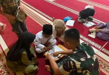 Satgas TMMD Dampingi Anak-Anak Mengaji di Mushala