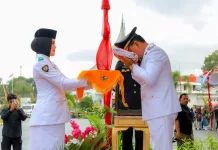 Hujan Tak Surutkan Semangat Penurunan Bendera di Pasaman