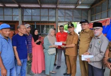Wabup Pasaman serahkan bantuan kepada korban kebakaran di Padang Gelugur