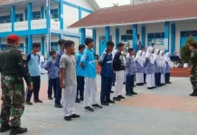 Babinsa Koramil 01 Beri Pelatihan PBB Siswa SMP 6