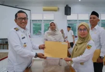 Serahkan SK Penugasan Guru Sebagai Kepala Sekolah, Ini Pesan Bupati Eka Putra