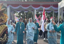 PKK Padang Panjang Tampil Kompak di Lomba Defile Jambore Sumbar