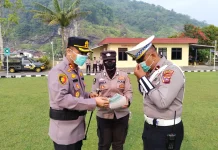 Antisipasi Dampak Kabut Asap, Polres Padang Panjang Bagikan Masker pada Personel