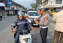 Polres Padang Panjang Bagikan Masker pada Masyarakat