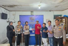 Dampak Kabut Asap, Satlantas Polresta Bukittinggi Bagikan Masker pada Wartawan