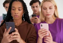 FOMO atau JOMO? Mana yang Lebih Sehat untuk Anak Muda?