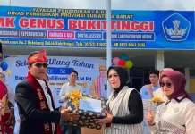 Penuh Kehangatan, Warga SMK Genus Bukittinggi Rayakan Ulang Tahun Kepala Sekolah