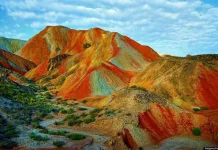 Pesona Pegunungan Pelangi Zhangye di China