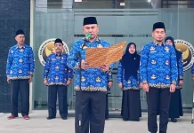 Pimpin Upacara Bendera, Kakankemenag Padang Panjang Tekankan Disiplin