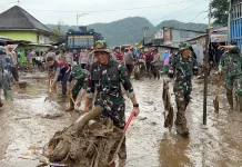 Yonif TP 951/Pandeka Marapi Gerak Cepat Bantu Banjir Kab Solok