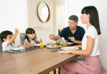 Meja Makan sebagai Tempat Bonding Keluarga