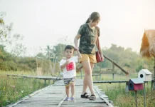 Bukan Sekadar Jalan-Jalan, Liburan Bisa Jadi Momen Bonding dengan Anak