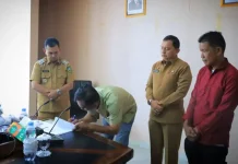 Wabup Pasaman Serahkan Sewa Kolam Limau Asam