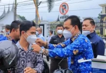 Wabup Pasaman Bagikan Masker Antisipasi Kabut Asap