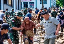 Wujudkan Empati, Kapenrem 032 Wirabraja Bantu Lansia Korban Banjir Arosuka