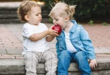 Mengajarkan Anak Berbagi dengan Sesama