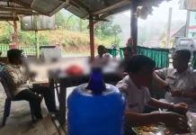 Babinsa Suliki Ajak Warga Waspadai Jembatan Rusak