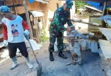Babinsa Akabiluru Kembangkan Usaha Cetak Batako