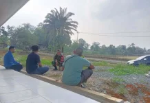 Babinsa Pangkalan Ajak Warga Waspada Perubahan Cuaca