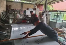 Babinsa Suliki Dampingi Warga Buat Produk Aluminium