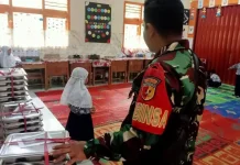 Babinsa Harau Dampingi MBG 99 Siswa Tarantang
