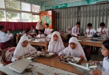 Babinsa Harau Dampingi Makan Bergizi Gratis SDN Sarilamak
