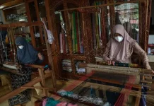 Mengenal Proses Mangarok dalam Pembuatan Songket Pandai Sikek