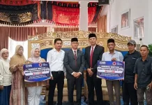 Warga Terdampak Bencana di Tanah Datar Terima DTH Tahap Pertama