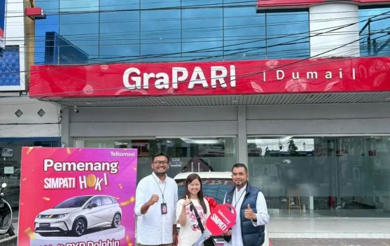 Apresiasi Pelanggan Setia, Telkomsel Serahkan Mobil Listrik BYD Dolphin