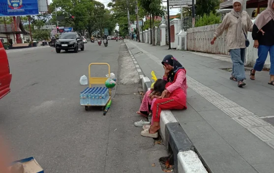 Dibawah Hujan dan Terik, Pina Bertahan Demi Anak