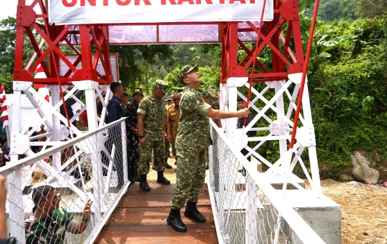 Prabowo Resmikan Jembatan Gantung Garuda Merah Putih Padang