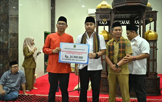 Wagub Sumbar Salurkan Bantuan Safari Ramadan di Masjid Nurul Huda