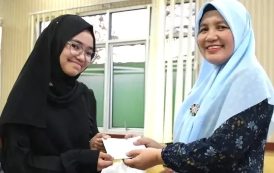 Dua Siswi MAN 2 Bukittinggi Borong Penghargaan Hafizah Terbaik