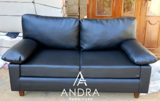 Bahaya Posisi Duduk Merosot di Sofa Empuk