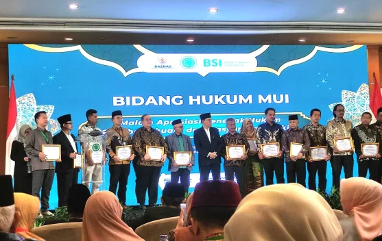 Dr. Edi Rosman,M.Hum Terima Anugerah Hukum MUI