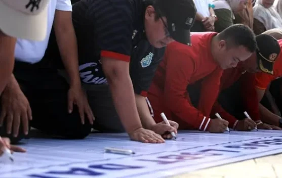 Ratusan Warga Batusangkar Teken Komitmen Tolak Pekat dan Narkoba
