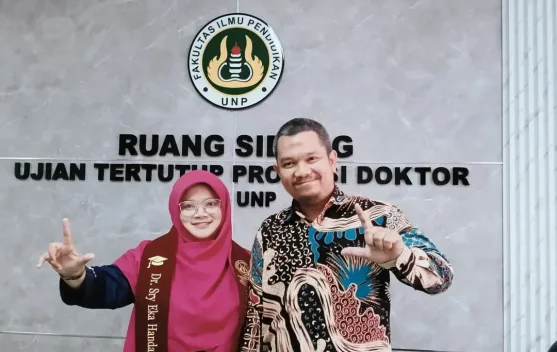 Sry Eka Handayani Banggakan Bukittinggi, Kepsek SDN Raih Doktor Pertama