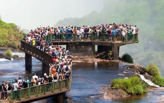 Overtourism, ketika Destinasi Wisata Terlalu Ramai