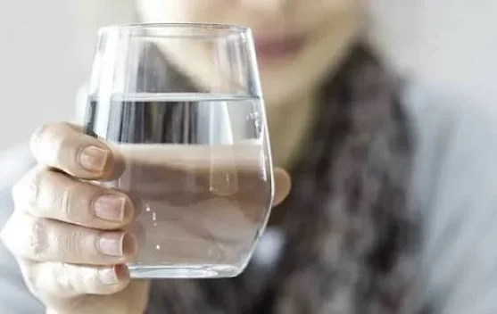 Manfaat Minum Air Putih di Siang Hari
