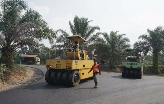 Jalan Sitiung Lama-Pulai Mulai Diaspal, Akses Warga Diperbaiki