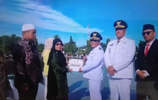 Pembag Pasaman barat Berika Sejumlah Penghargaan usai Upacara