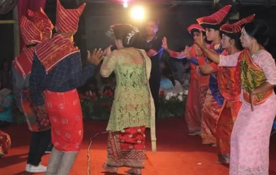 Mengenal Tari Guro-guro Aron Suku Karo