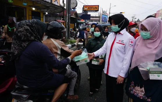 PMI Padang Panjang, BPBD dan Dinkes Bagikan Masker Antisipasi Dampak Karhutla
