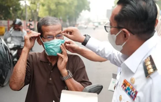 Bupati Eka Putra Imbau Warga Pakai Masker dan Kurangi Aktivitas Outside