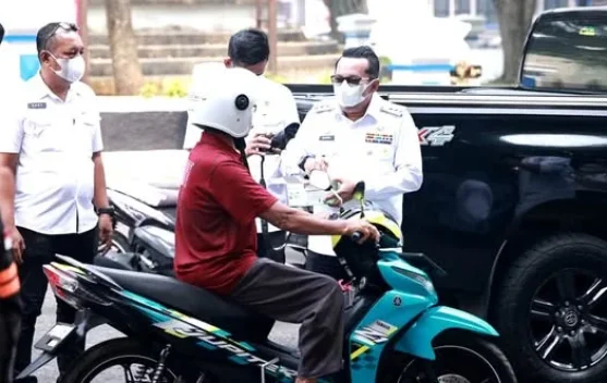 Kabut Asap Makin Pekat, Pemkab Tanah Datar Bergerak Bagikan Masker